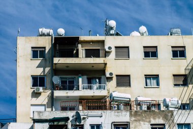 Paphos Kıbrıs Rum Kesimi 09 Mart 2020 'de öğleden sonra Paphos sokaklarında modern bir binanın cephesinin görüntüsü
