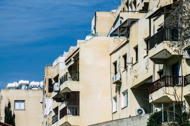 Paphos Kıbrıs Rum Kesimi 09 Mart 2020 'de öğleden sonra Paphos sokaklarında modern bir binanın cephesinin görüntüsü