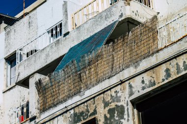 Paphos Kıbrıs Rum Kesimi 09 Mart 2020 'de öğleden sonra Paphos sokaklarında modern bir binanın cephesinin görüntüsü