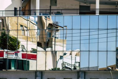 Paphos Kıbrıs Rum Kesimi 09 Mart 2020 'de öğleden sonra Paphos sokaklarında modern bir binanın cephesinin görüntüsü