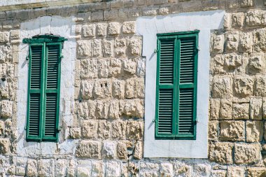 Paphos Kıbrıs Rum Kesimi 09 Mart 2020 'de öğleden sonra Paphos sokaklarında modern bir binanın cephesinin görüntüsü