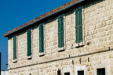 Paphos Kıbrıs Rum Kesimi 09 Mart 2020 'de öğleden sonra Paphos sokaklarında modern bir binanın cephesinin görüntüsü