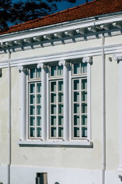 Paphos Kıbrıs Rum Kesimi 09 Mart 2020 'de öğleden sonra Paphos sokaklarında modern bir binanın cephesinin görüntüsü