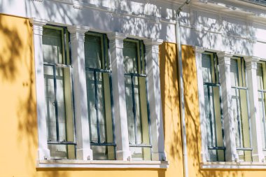 Paphos Kıbrıs Rum Kesimi 09 Mart 2020 'de öğleden sonra Paphos sokaklarında modern bir binanın cephesinin görüntüsü