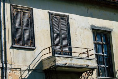 Paphos Kıbrıs Rum Kesimi 09 Mart 2020 'de öğleden sonra Paphos sokaklarında modern bir binanın cephesinin görüntüsü