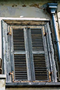 Paphos Kıbrıs Rum Kesimi 09 Mart 2020 'de öğleden sonra Paphos sokaklarında modern bir binanın cephesinin görüntüsü