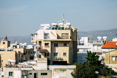 Paphos Kıbrıs Rum Kesimi 09 Mart 2020 'de öğleden sonra Paphos sokaklarında modern bir binanın cephesinin görüntüsü