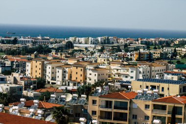 Paphos Kıbrıs Rum Kesimi 09 Mart 2020 'de öğleden sonra Paphos sokaklarında modern bir binanın cephesinin görüntüsü