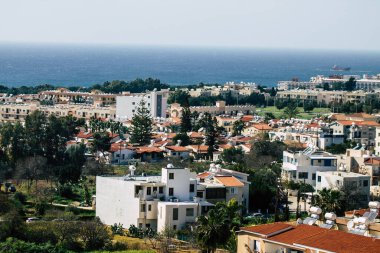 Paphos Kıbrıs Rum Kesimi 09 Mart 2020 'de öğleden sonra Paphos sokaklarında modern bir binanın cephesinin görüntüsü