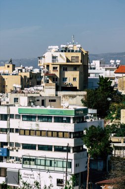 Paphos Kıbrıs Rum Kesimi 09 Mart 2020 'de öğleden sonra Paphos sokaklarında modern bir binanın cephesinin görüntüsü