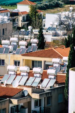 Paphos Kıbrıs Rum Kesimi 09 Mart 2020 'de öğleden sonra Paphos sokaklarında modern bir binanın cephesinin görüntüsü