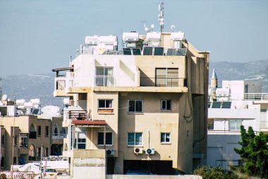 Paphos Kıbrıs Rum Kesimi 09 Mart 2020 'de öğleden sonra Paphos sokaklarında modern bir binanın cephesinin görüntüsü