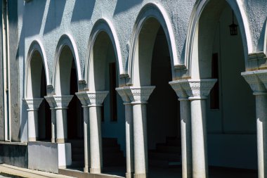 Paphos Kıbrıs Rum Kesimi 09 Mart 2020 'de öğleden sonra Paphos sokaklarında modern bir binanın cephesinin görüntüsü