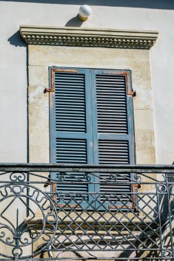 Paphos Kıbrıs Rum Kesimi 09 Mart 2020 'de öğleden sonra Paphos sokaklarında modern bir binanın cephesinin görüntüsü