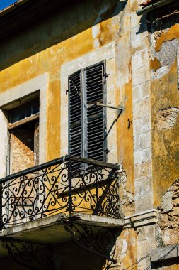 Paphos Kıbrıs Rum Kesimi 09 Mart 2020 'de öğleden sonra Paphos sokaklarında modern bir binanın cephesinin görüntüsü