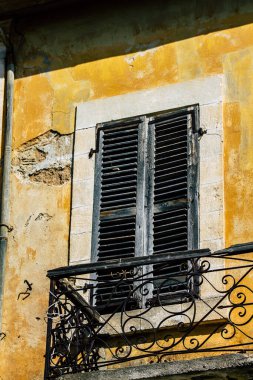 Paphos Kıbrıs Rum Kesimi 09 Mart 2020 'de öğleden sonra Paphos sokaklarında modern bir binanın cephesinin görüntüsü