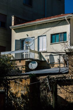 Paphos Kıbrıs Rum Kesimi 09 Mart 2020 'de öğleden sonra Paphos sokaklarında modern bir binanın cephesinin görüntüsü