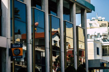 Paphos Kıbrıs Rum Kesimi 09 Mart 2020 'de öğleden sonra Paphos sokaklarında modern bir binanın cephesinin görüntüsü