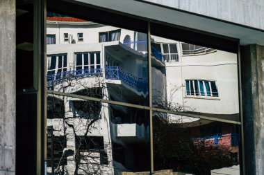 Paphos Kıbrıs Rum Kesimi 09 Mart 2020 'de öğleden sonra Paphos sokaklarında modern bir binanın cephesinin görüntüsü