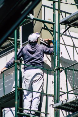 Paphos Kıbrıs Rum Kesimi 09 Mart 2020 'de Paphos kentinde yeni bir inşaatta çalışan kimliği belirsiz kişilerin görüntüsü