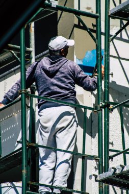 Paphos Kıbrıs Rum Kesimi 09 Mart 2020 'de Paphos kentinde yeni bir inşaatta çalışan kimliği belirsiz kişilerin görüntüsü