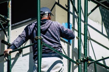 Paphos Kıbrıs Rum Kesimi 09 Mart 2020 'de Paphos kentinde yeni bir inşaatta çalışan kimliği belirsiz kişilerin görüntüsü