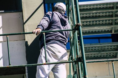 Paphos Kıbrıs Rum Kesimi 09 Mart 2020 'de Paphos kentinde yeni bir inşaatta çalışan kimliği belirsiz kişilerin görüntüsü