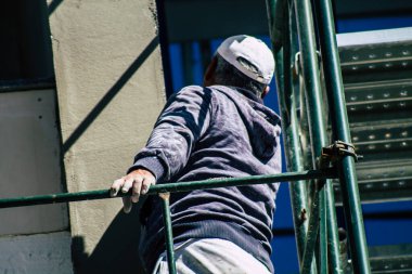 Paphos Kıbrıs Rum Kesimi 09 Mart 2020 'de Paphos kentinde yeni bir inşaatta çalışan kimliği belirsiz kişilerin görüntüsü