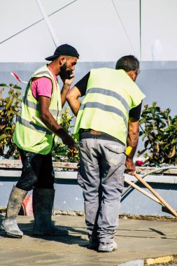 Paphos Kıbrıs Rum Kesimi 09 Mart 2020 'de Paphos kentinde yeni bir inşaatta çalışan kimliği belirsiz kişilerin görüntüsü