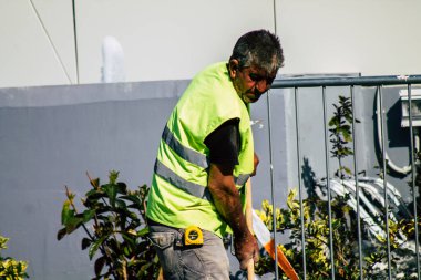 Paphos Kıbrıs Rum Kesimi 09 Mart 2020 'de Paphos kentinde yeni bir inşaatta çalışan kimliği belirsiz kişilerin görüntüsü