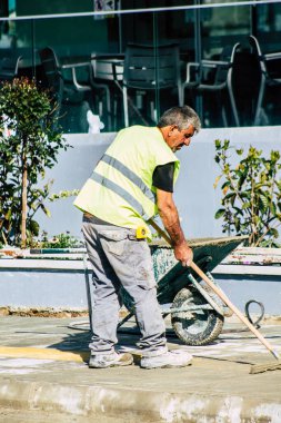 Paphos Kıbrıs Rum Kesimi 09 Mart 2020 'de Paphos kentinde yeni bir inşaatta çalışan kimliği belirsiz kişilerin görüntüsü