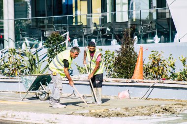 Paphos Kıbrıs Rum Kesimi 09 Mart 2020 'de Paphos kentinde yeni bir inşaatta çalışan kimliği belirsiz kişilerin görüntüsü