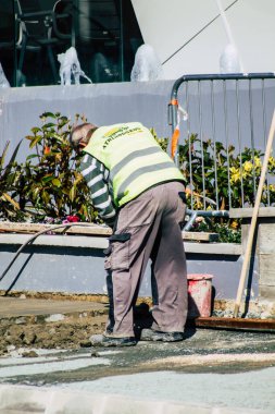 Paphos Kıbrıs Rum Kesimi 09 Mart 2020 'de Paphos kentinde yeni bir inşaatta çalışan kimliği belirsiz kişilerin görüntüsü