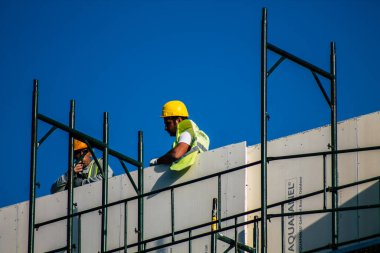 Paphos Kıbrıs Rum Kesimi 09 Mart 2020 'de Paphos kentinde yeni bir inşaatta çalışan kimliği belirsiz kişilerin görüntüsü