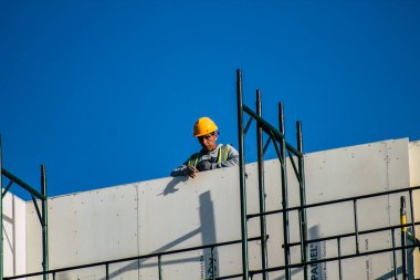 Paphos Kıbrıs Rum Kesimi 09 Mart 2020 'de Paphos kentinde yeni bir inşaatta çalışan kimliği belirsiz kişilerin görüntüsü