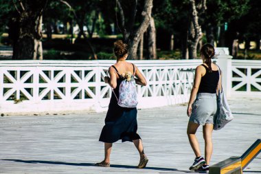Paphos Kıbrıs Rum Kesimi 09 Mart 2020 Öğleden sonra Paphos sokaklarında yürüyen kimliği belirsiz insanların görüntüsü