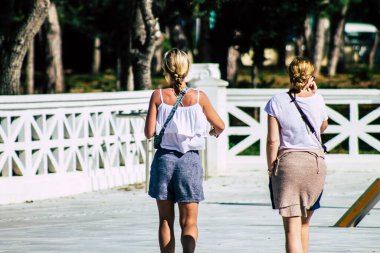 Paphos Kıbrıs Rum Kesimi 09 Mart 2020 Öğleden sonra Paphos sokaklarında yürüyen kimliği belirsiz insanların görüntüsü