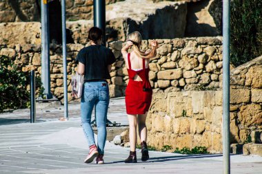 Paphos Kıbrıs Rum Kesimi 09 Mart 2020 Öğleden sonra Paphos sokaklarında yürüyen kimliği belirsiz insanların görüntüsü