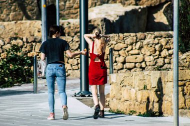 Paphos Kıbrıs Rum Kesimi 09 Mart 2020 Öğleden sonra Paphos sokaklarında yürüyen kimliği belirsiz insanların görüntüsü