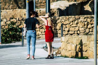Paphos Kıbrıs Rum Kesimi 09 Mart 2020 Öğleden sonra Paphos sokaklarında yürüyen kimliği belirsiz insanların görüntüsü