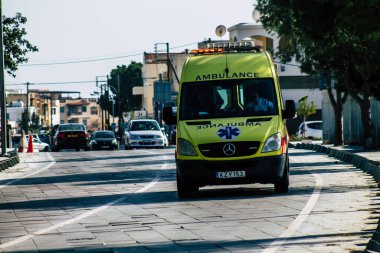 Paphos Kıbrıs Rum Kesimi 09 Mart 2020 'de öğleden sonra Paphos sokaklarında gezen geleneksel bir ambulans görüntüsü