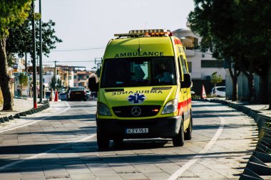 Paphos Kıbrıs Rum Kesimi 09 Mart 2020 'de öğleden sonra Paphos sokaklarında gezen geleneksel bir ambulans görüntüsü