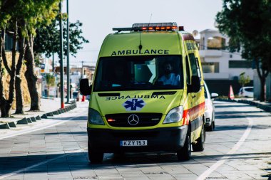 Paphos Kıbrıs Rum Kesimi 09 Mart 2020 'de öğleden sonra Paphos sokaklarında gezen geleneksel bir ambulans görüntüsü