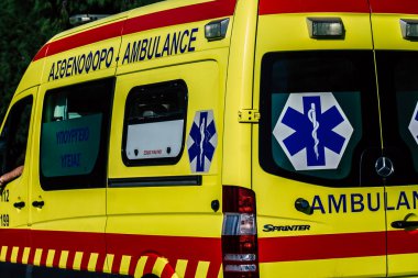 Paphos Kıbrıs Rum Kesimi 09 Mart 2020 'de öğleden sonra Paphos sokaklarında gezen geleneksel bir ambulans görüntüsü
