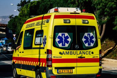 Paphos Kıbrıs Rum Kesimi 09 Mart 2020 'de öğleden sonra Paphos sokaklarında gezen geleneksel bir ambulans görüntüsü
