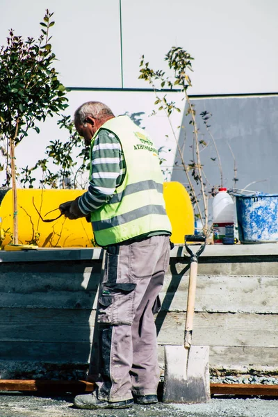 Paphos Kıbrıs Rum Kesimi 09 Mart 2020 'de Paphos kentinde yeni bir inşaatta çalışan kimliği belirsiz kişilerin görüntüsü