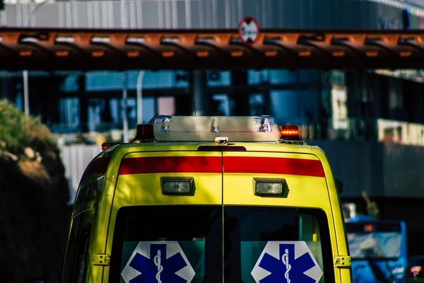 Paphos Chipre Março 2020 Vista Uma Ambulância Tradicional Rolando Nas — Fotografia de Stock