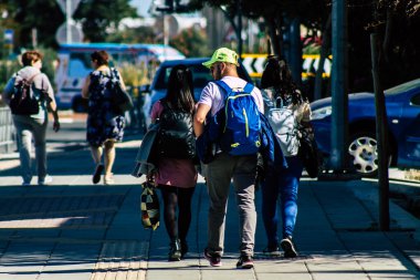 Paphos Kıbrıs Rum Kesimi 10 Mart 2020 Öğleden sonra Paphos sokaklarında yürüyen kimliği belirsiz turist görüntüsü