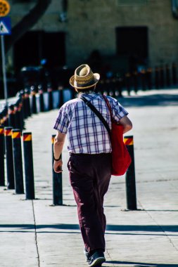 Paphos Kıbrıs Rum Kesimi 10 Mart 2020 Öğleden sonra Paphos sokaklarında yürüyen kimliği belirsiz turist görüntüsü