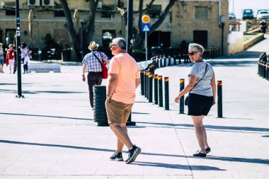 Paphos Kıbrıs Rum Kesimi 10 Mart 2020 Öğleden sonra Paphos sokaklarında yürüyen kimliği belirsiz turist görüntüsü